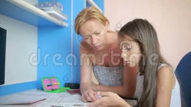 妈妈帮女儿做作业。女孩<strong>上课</strong>