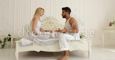 夫妻关系问题打架冲突坐在床上争吵不开心女人打男人负面情绪