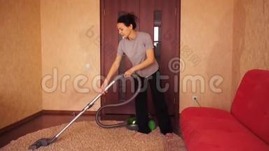 一个女人打扫公寓。