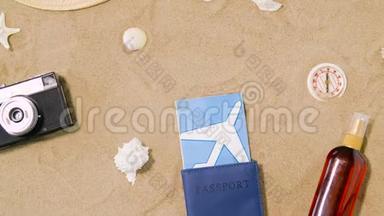 沙滩沙上的旅游门票、相机和帽子