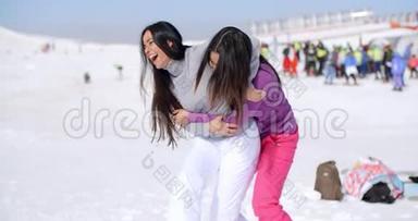 两个顽皮的女人在雪地里<strong>嬉戏</strong>