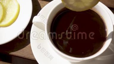 木桌上的<strong>茶托</strong>上的白瓷杯，热饮慢动作