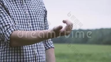 农夫穿着格子衬衫，一手一手地倒着<strong>白米饭</strong>。 握紧他的拳头。