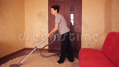 一个女人打扫公寓。