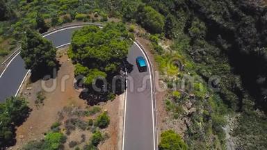 在西班牙加那利群岛的特内里费，一辆汽车沿着一条山路行驶的俯视图。 去泰德火山，泰德