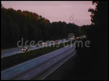 汽车在黄昏时行驶在高速公路上