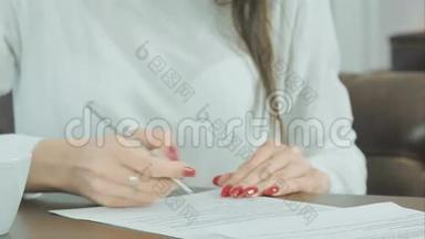 女人的手在合同上签名