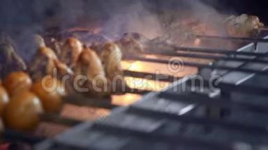 厨师在烤架上烤出多汁的烤肉串。 烧烤在烤架上。 牛肉和猪肉串