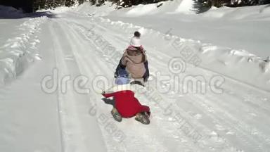 冬天，两个快乐美丽的孩子在雪山上玩着有趣的雪橇。 <strong>兄弟</strong>和<strong>兄弟</strong>