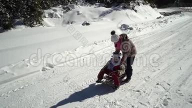 冬天，两个快乐美丽的孩子在雪山上<strong>玩</strong>着有趣的雪橇。 <strong>兄弟</strong>和<strong>兄弟</strong>