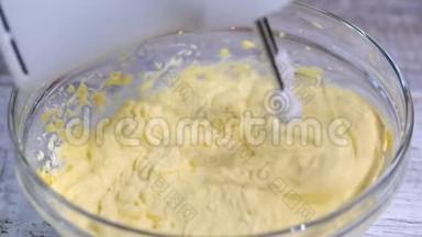 用<strong>搅拌</strong>器将白色奶油混合在碗中。 <strong>电动搅拌</strong>器<strong>搅拌</strong>碗中的奶油。 准备甜食。 做什么？