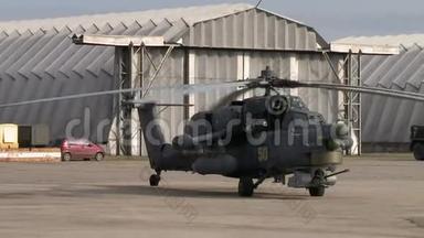 军用直升机在机库的背景下