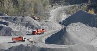 自卸卡车在花岗岩采石场行驶，在采石场用<strong>重型机械</strong>开采石块