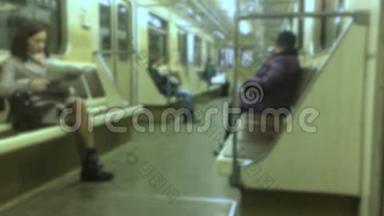 地下地铁概念。 地铁里的人在地铁里。 人群生活方式模糊视频
