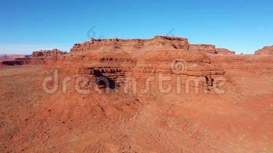 美国西部沙漠中的红色岩石在峡谷中飞行