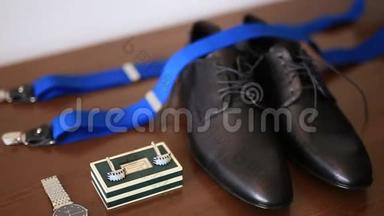 袖扣，手表，黑鞋，蓝色吊带.