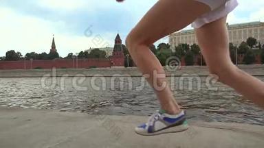超级慢动作，稳定镜头，运动型棕发女运动员对阵莫斯科克里姆林宫240fps