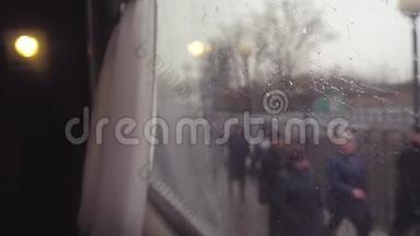 从火车车窗上看，车窗上的雨。 人们沿着铁路走。 铁路铁路