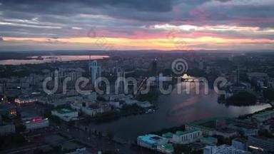 日落时分，叶卡捷琳堡市中心。 城池观景，令人惊叹的云天.. 高楼大厦，摩天大楼