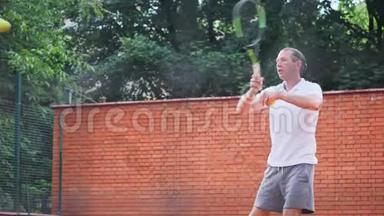 年轻有魅力的人在橙色粘土网球场打网球