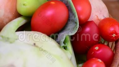 黄瓜，洋葱，大蒜，西红柿，Kohlrabi和<strong>百事可乐</strong>在柳条篮子棕色背面。 旋转蔬菜。