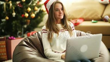 <strong>圣诞</strong>前夜，一个漂亮的女孩在笔<strong>记</strong>本电脑上给<strong>圣诞</strong>老人写信