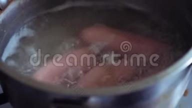 维纳香肠食品肉概念。 生活方式香肠煮炖菜锅，平底锅