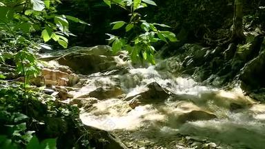 山河。 高山河上的大石头，有清澈的蓝色自然水。 美丽美丽