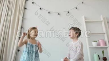 孩子们在床上蹦蹦跳跳的肖像，<strong>小男孩</strong>和<strong>小女孩</strong>的兄妹玩得开心，笑得开心