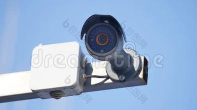 安全摄像头和城市<strong>视频监控</strong>，防止小偷在户外被盗，蓝天