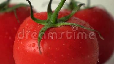 小水滴击中红色成熟番茄，绿叶超级慢镜头