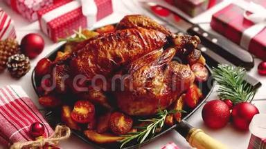 烤全鸡或火鸡，配有圣诞装饰