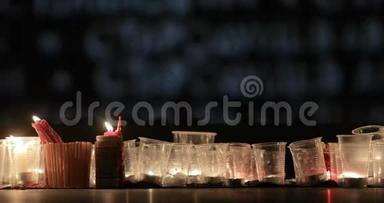 在教堂活动的夜晚，低光环境下点燃真正教堂的蜡烛