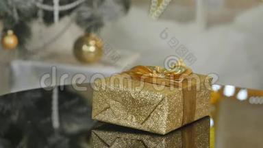圣诞礼物，放在树下的金钉箱里