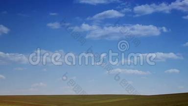 风景蓝天，云彩在田野上奔跑。 视野的视野，从远处拍摄.. 今天的加速录像