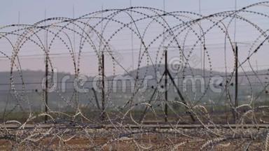 以色列和西岸之间的边界围栏。 铁丝网电子围栏..