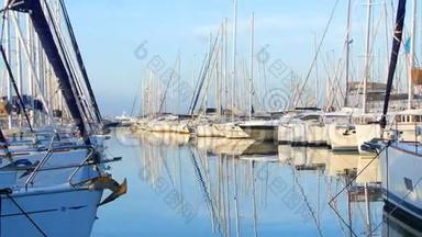许多美丽的帆船和大帆船停泊在希腊码头在雅典，地中海，