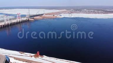 水力发电厂在河上，空中拍摄