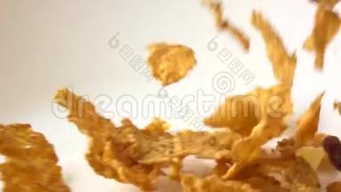 黄金玉米片散射在白色板块宏观超慢运动镜头
