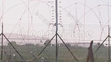 以色列和西岸之间的边界围栏。 铁丝网电子围栏。