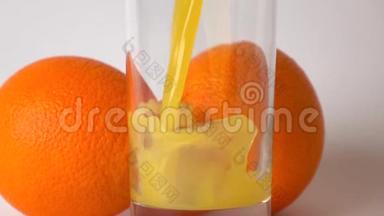 两整个橘子和橙汁被倒进玻璃里。 超级慢动作