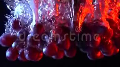 一串红葡萄落入水中，近距离拍摄超级慢镜头