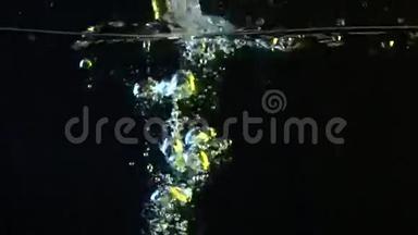 柠檬落入水中超级慢动作拍摄黑色背景