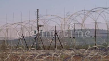 以色列和西岸之间的边界围栏。 铁丝网电子围栏。