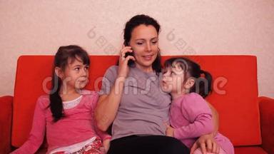 妈妈和女儿<strong>玩手机</strong>。 幸福的家庭<strong>玩手机</strong>。