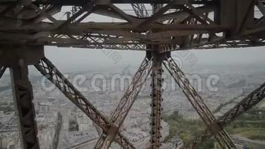从埃菲尔铁塔升降机上俯瞰巴黎的<strong>美景</strong>