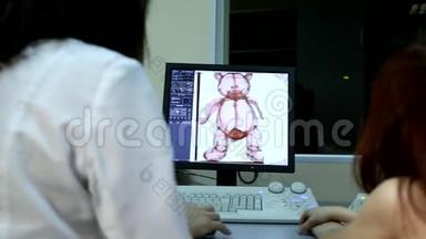 女青年医生检查断层扫描核磁共振成像毛绒熊体器官儿童玩具