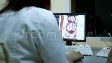 年轻女医生检查磁共振成像核磁共振成像扫描毛绒熊体器官儿童玩具