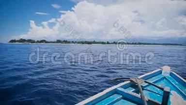 巴厘岛海洋岛。 乘船旅行。 坐船的年轻人在海上旅行。 一年四季清澈的海洋