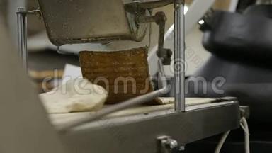 烘焙面包的车间。 生产面包的工厂。 在烤箱里烤热面包。 一个巨大的面包炉。 面包师